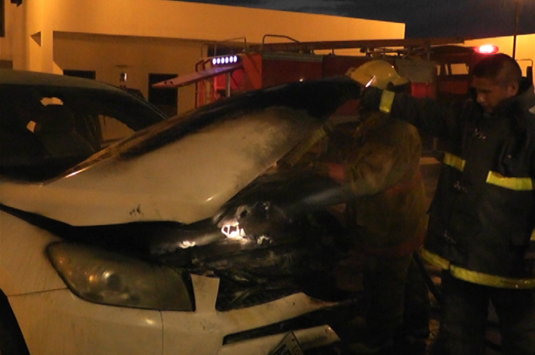 (Video) Vehículo se incendió en el interior del Centro de Salud tipo C de Catamayo