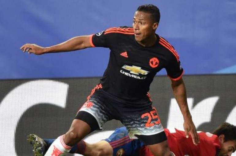 Afición del Manchester United pide que Antonio Valencia sea transferido en enero