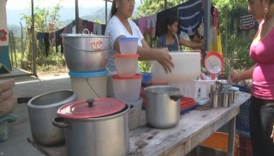 (Vídeo) Vice prefecta y demás Instituciones Publicas Entrego Ayuda Social a Moradora del Pincho Cantón Yantzaza.