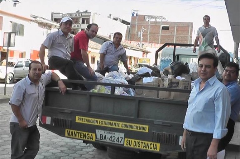 (Video) Transporte de Catamayo se hace presente con ayuda para damnificados por el terremoto