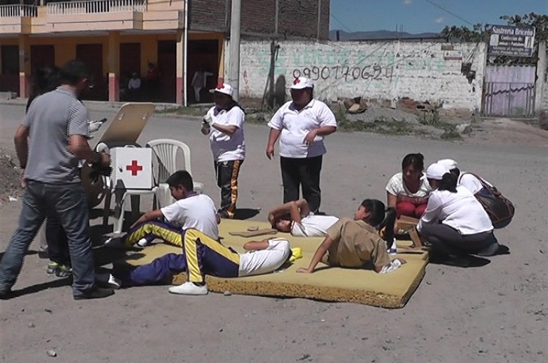 (Video) Instituciones educativas realizan simulacro ante un posible  sismo.