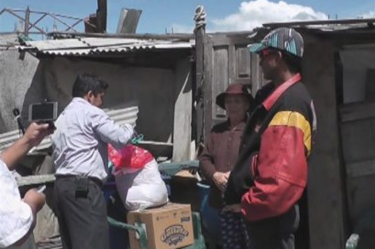 (Video) Estudiantes donaron alimentos a familia que vive en condiciones precarias