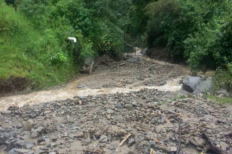 (Video) Vialidad y algunas viviendas afectadas por las lluvias en Malacatos.
