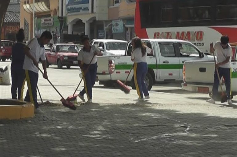 (Video) Estudiantes y transportistas participaron en minga de limpieza