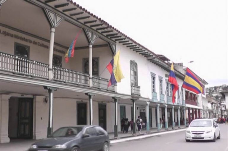 (Video) 90 dólares es la multa para quienes no izaron la bandera este 24 de mayo.