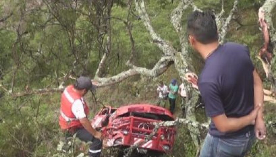 (Video) Grúa se precipitó 100 metros a un costado de la vía Catamayo – Loja