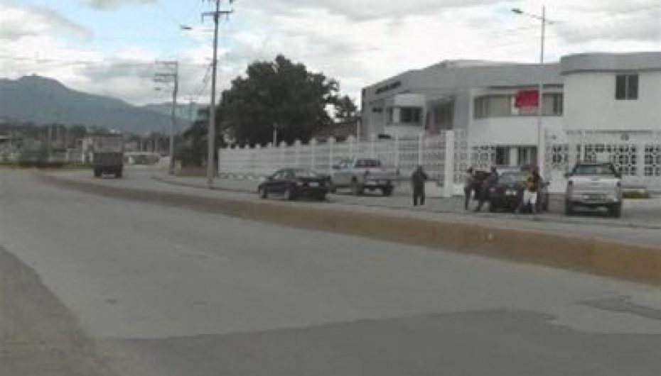 (Video) Vehículos que sean incautados por SENAE ya no obstruirán acera en las afueras de institución