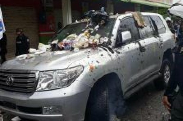 En Quinindé echan basura al carro de expresidente Rafael Correa