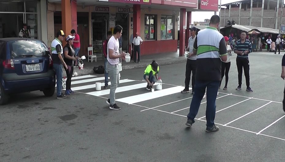 Conductores y estudiantes de conducción pintaron señales de tránsito