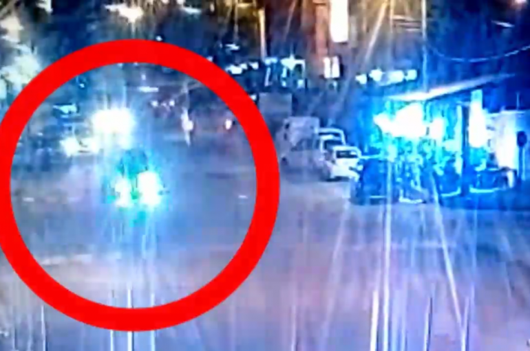 (VIDEO) Cámaras de seguridad registran el momento exacto cuando vehículo impactó a tres personas