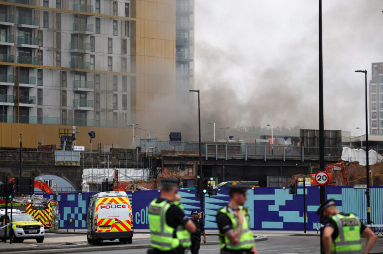 Fuerte explosión e incendio en una estación de tren de Londres