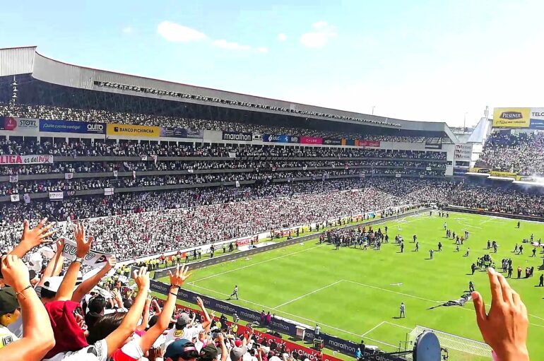 Los hinchas vuelven a los estadios en Ecuador