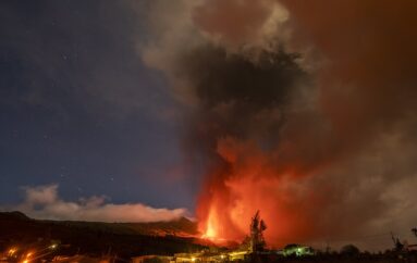 El cono del volcán de La Palma se ha roto y deja una enorme colada deslizándose hacia el mar