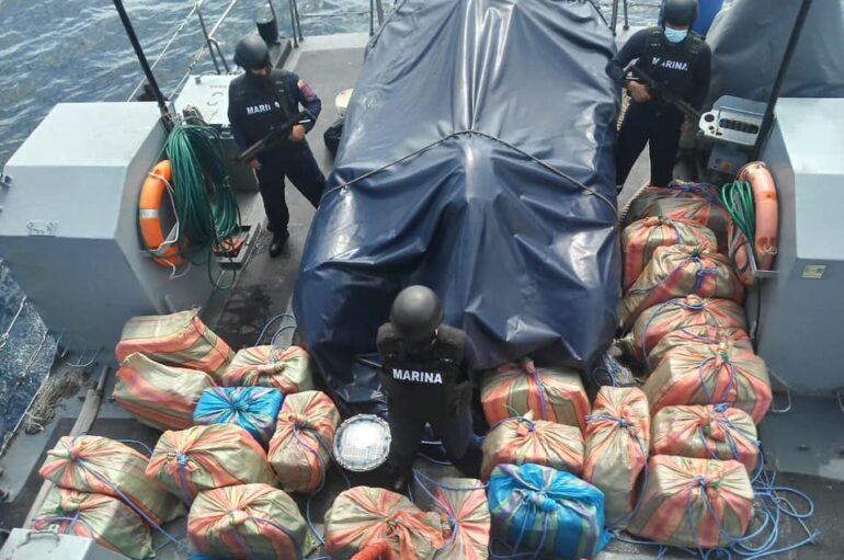 Guardacostas recuperan 25 sacos de posible sustancia sujeta a fiscalización que fueron lanzados al mar