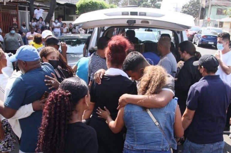 Féretro de Álex Quiñónez fue recibido con aplausos en Esmeraldas