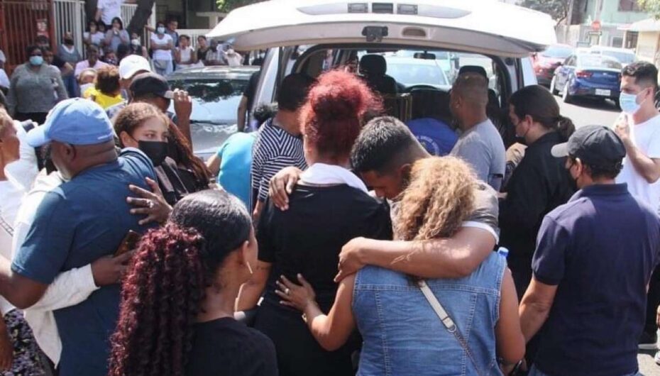 Féretro de Álex Quiñónez fue recibido con aplausos en Esmeraldas