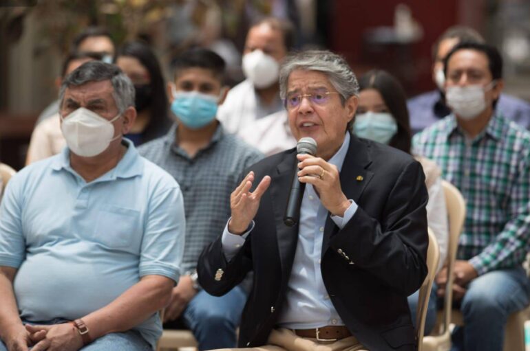Guillermo Lasso anuncia suspensión de incrementos mensuales de los precios de los combustibles