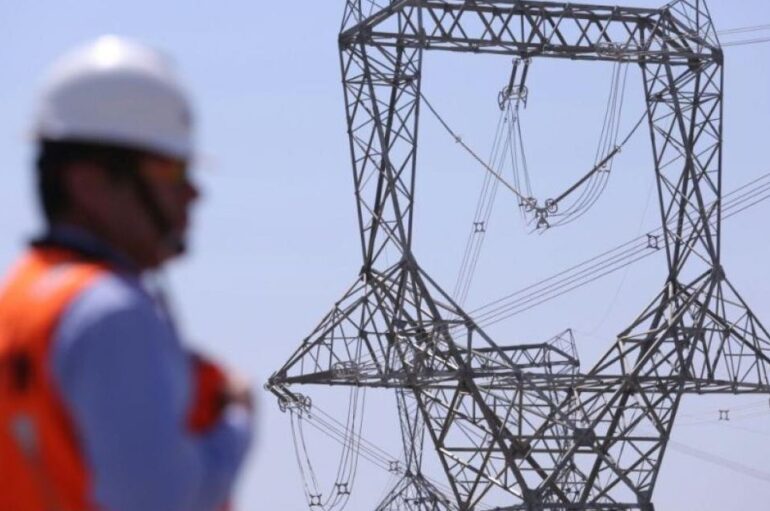 El Gobierno emite decretos para permitir la participación privada en el sector eléctrico