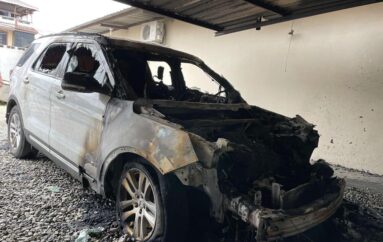 Carro del alcalde de Naranjal fue incinerado durante ataque en sede municipal