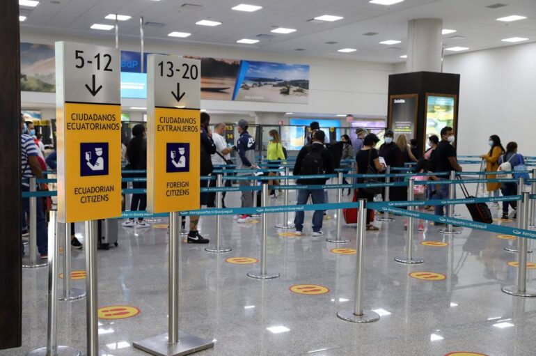 Medida de un acompañante por pasajero se extenderá en aeropuerto de Guayaquil