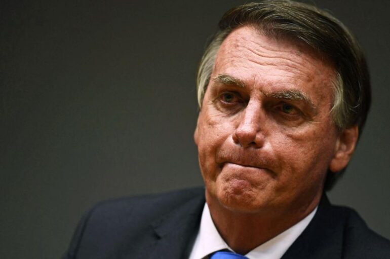 El presidente brasileño, Jair Bolsonaro, fue hospitalizado en la madrugada