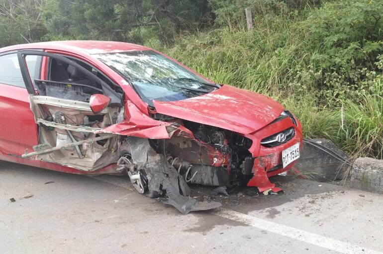 Conductor herido tras perder pista e impactar contra un costado de la vía, al ingreso de Catamayo.