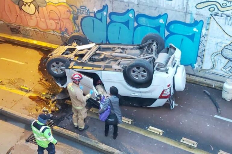 Auto pierde pista y s cae de un puente en Cuenca