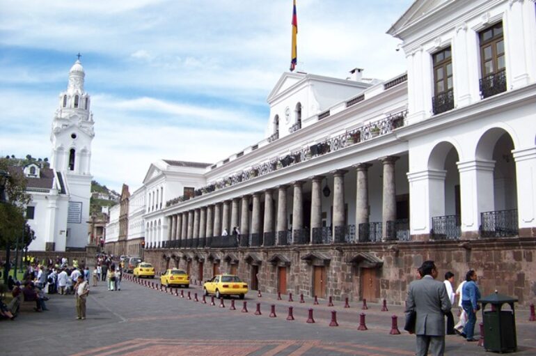 ¿El pago del décimo tercer sueldo equivale al monto adeudado por el Gobierno a los municipios?