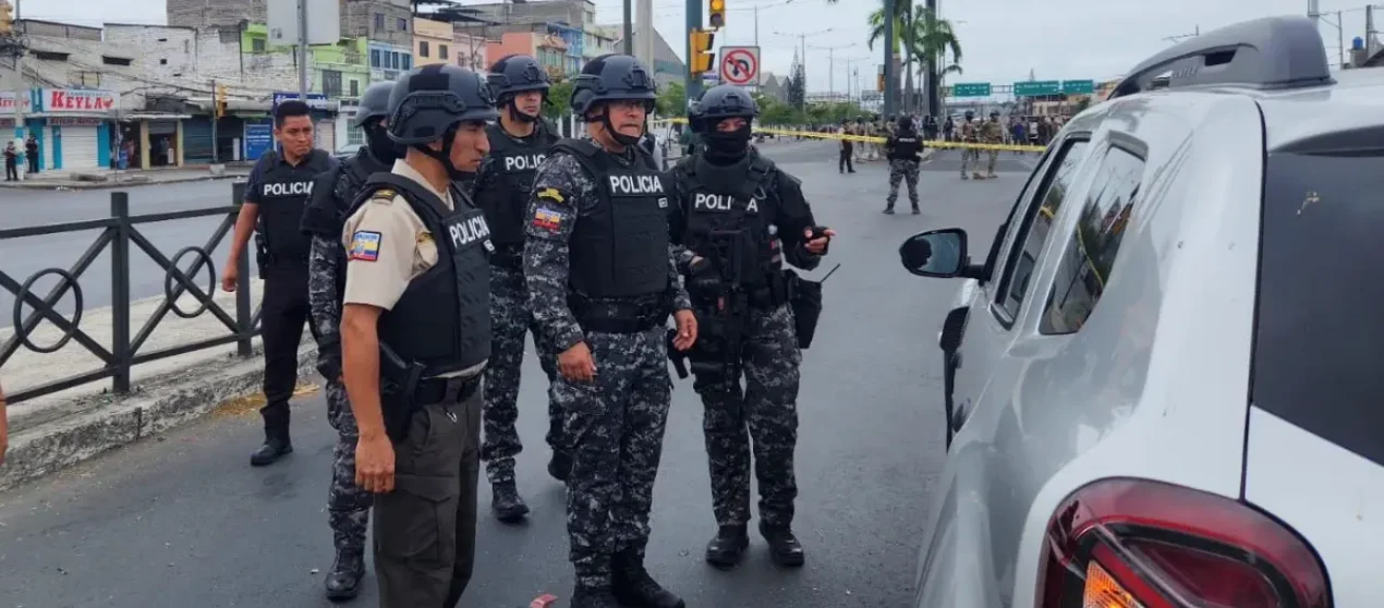 El carro abandonado en el sur de Guayaquil pertenece a un marino; su pareja lo bloqueó