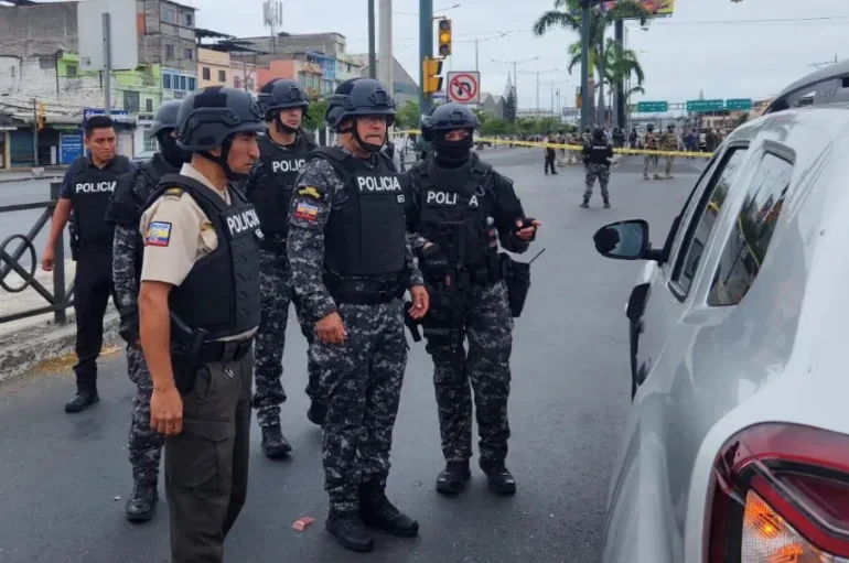 El carro abandonado en el sur de Guayaquil pertenece a un marino; su pareja lo bloqueó
